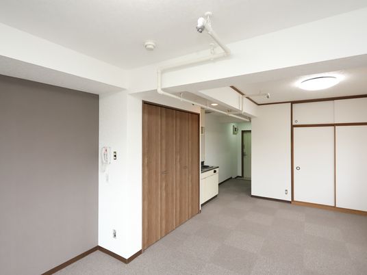 洋室のキッチンと入口