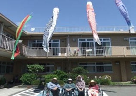 風に揺れる鯉のぼりと利用者