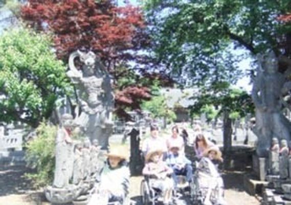 彫像に囲まれた庭