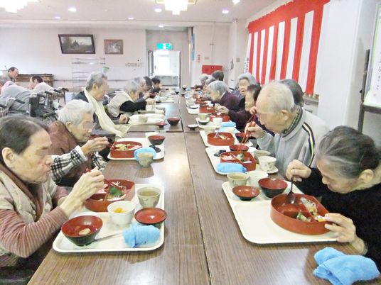 共に食事を楽しむ食堂