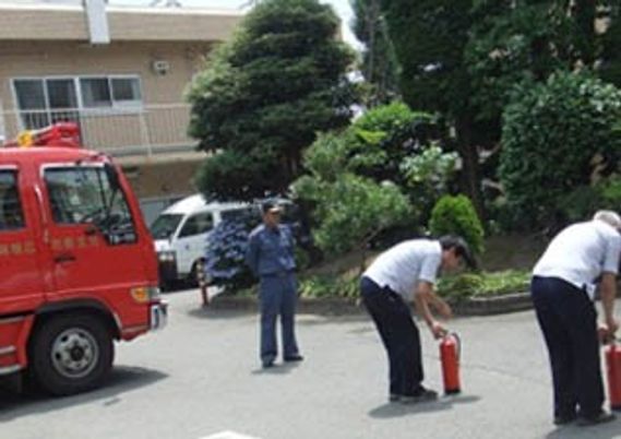 消防訓練を行う職員
