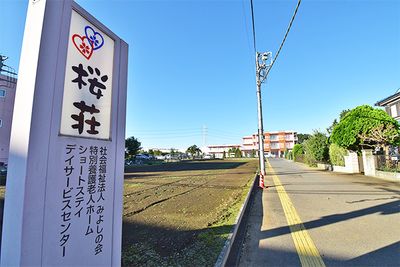 建物の前に立つ看板