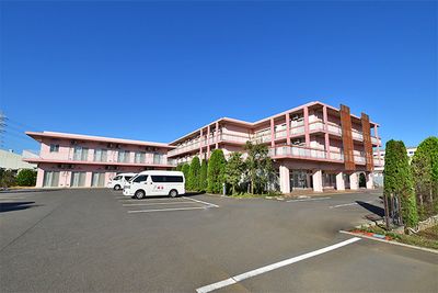 広々とした駐車場の外観