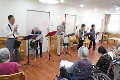 演奏の催し物の場面