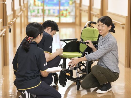 スタッフが車椅子を操作