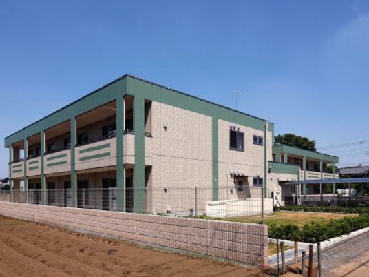 明るい外観の建物