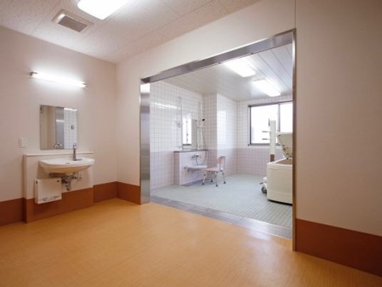 清潔な浴室と洗面所