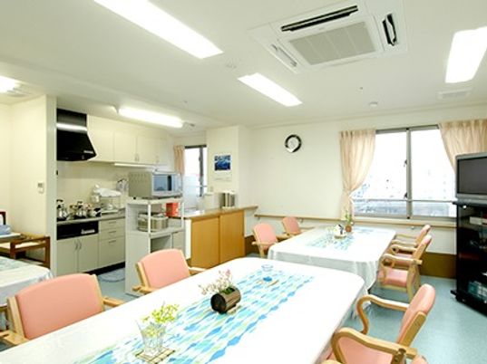 明るい共有ダイニングスペース