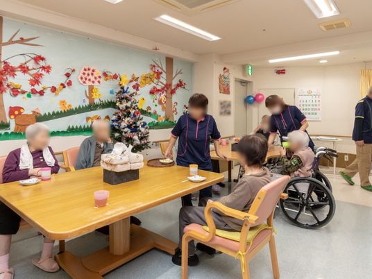 季節感ある食堂の様子