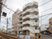 白い建物の街中の外観