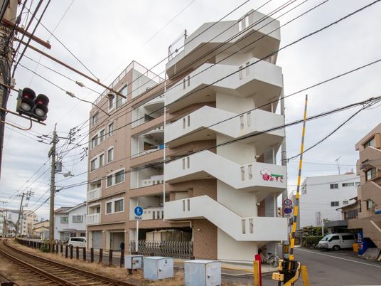 白い建物の街中の外観