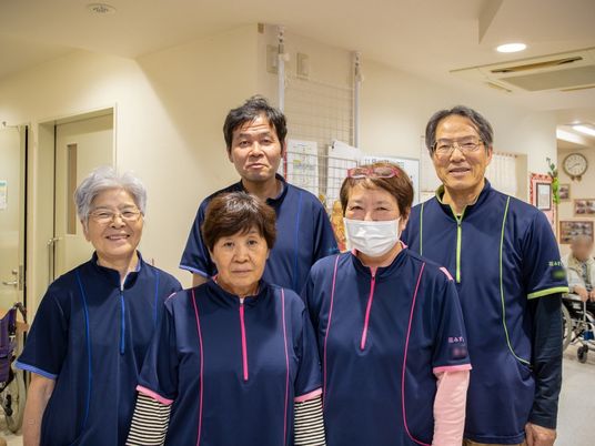 笑顔のスタッフ集合写真