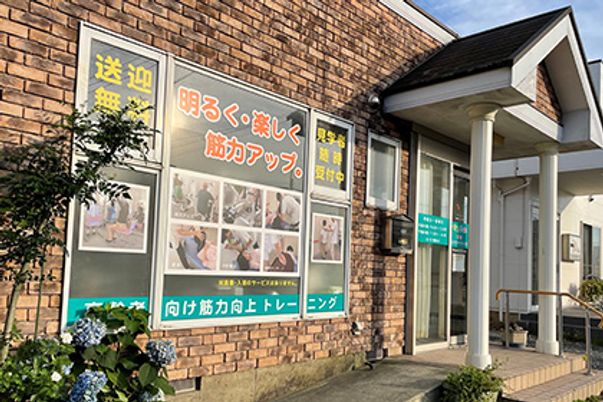 明るい外観の施設