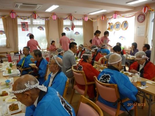 祭り気分の食堂風景