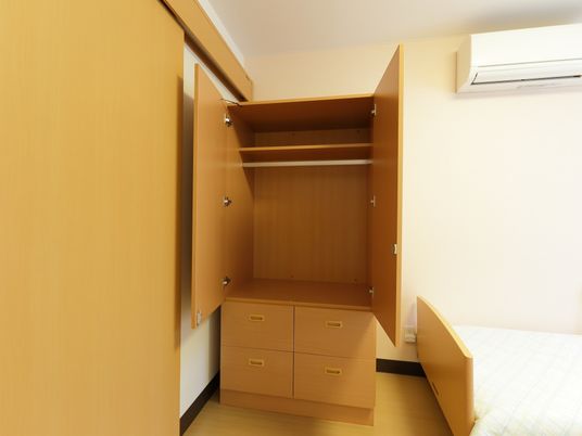 居室の収納家具とベッド