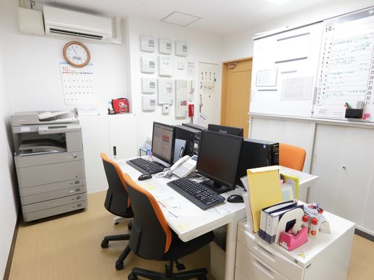 整理された事務室