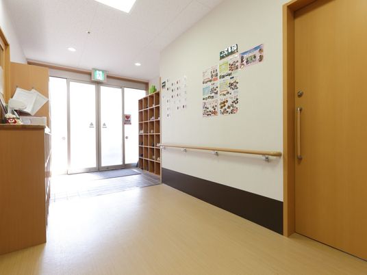 廊下には手すりと掲示物