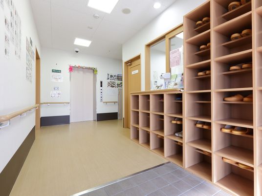 清潔な施設の廊下