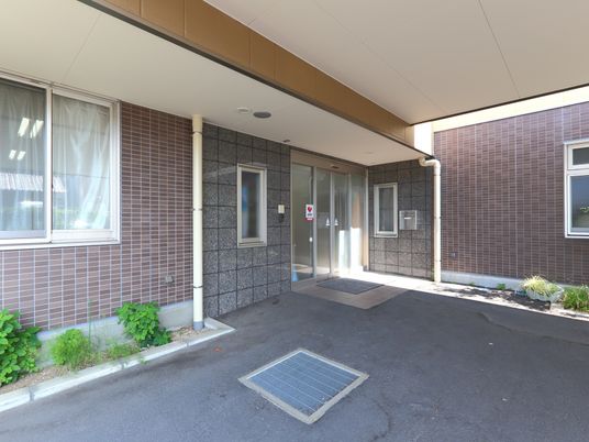 清潔感のある施設エントランス