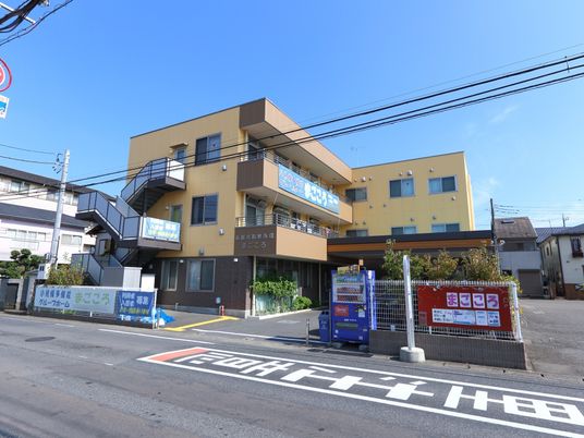 黄色い建物の外観