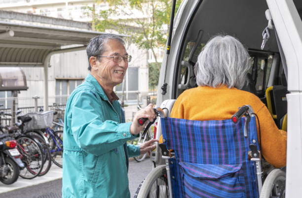 車椅子利用者とスタッフ