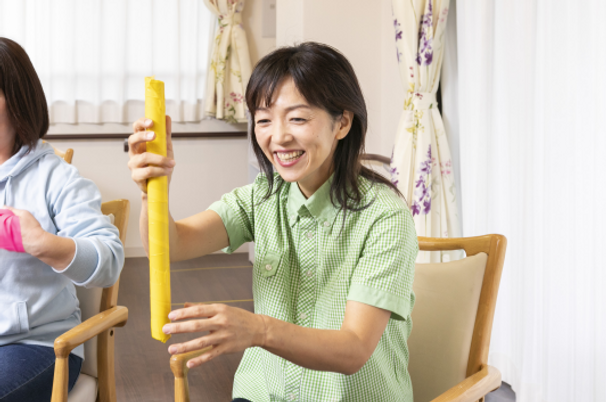 笑顔の職員とリハビリ活動