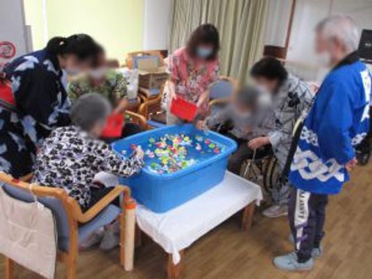 楽しい集まりの場面