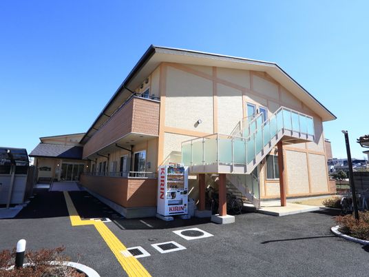 明るく広々とした建物外観