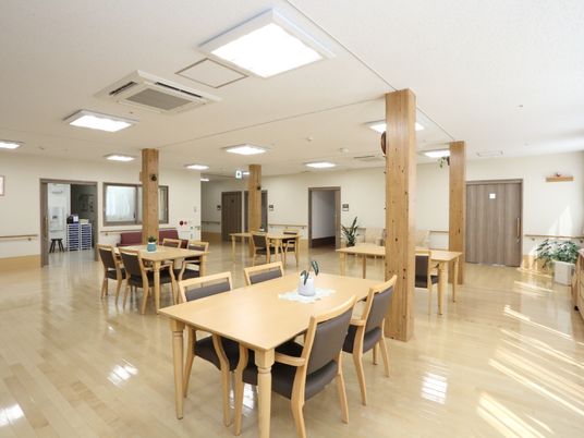 広々とした明るい食堂