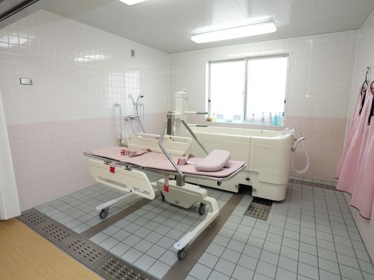 ケア用浴槽とシャワー設備
