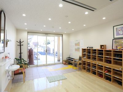 清潔感ある明るいエントランス