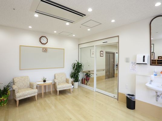 清潔な待合室と廊下