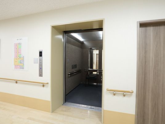 開いたエレベーター扉