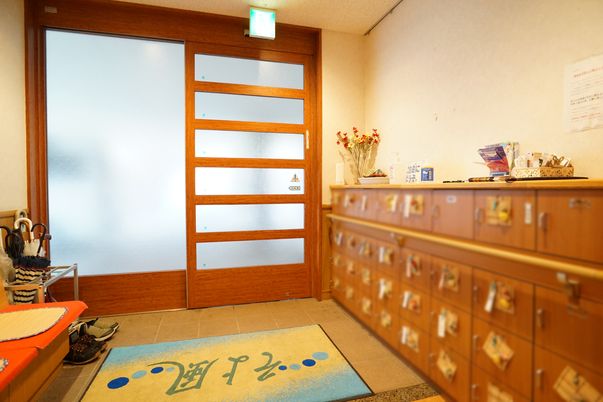 玄関の靴箱と掲示物