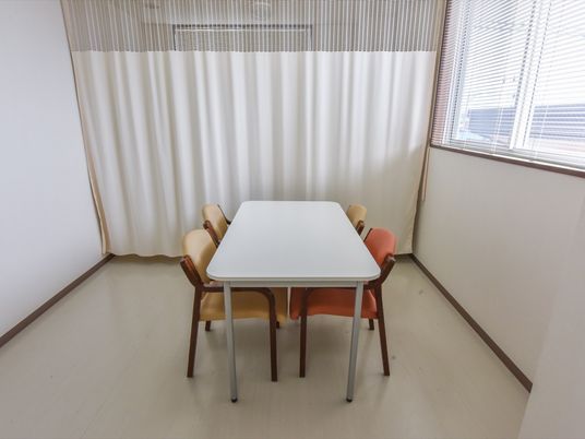 清潔な居室のテーブルと椅子