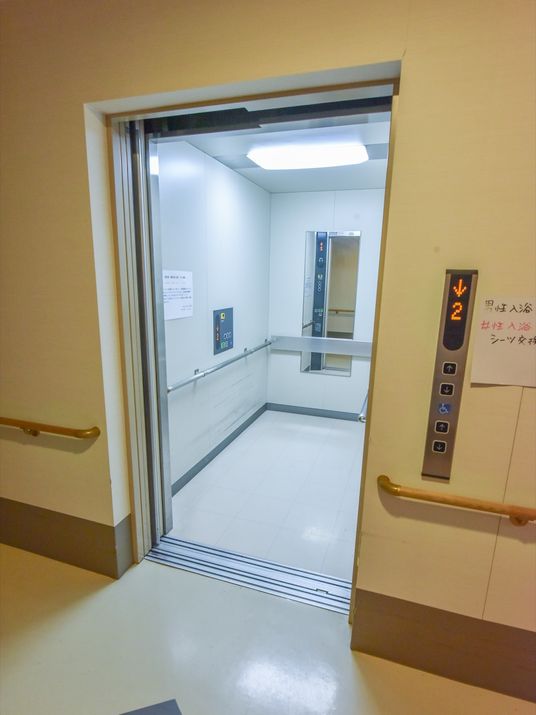 バリアフリーエレベーター入口