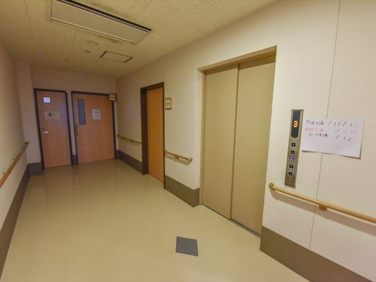 清潔感ある廊下の角