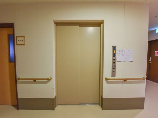 バリアフリー対応のエレベーター