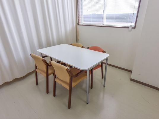 シンプルな居室のテーブルと椅子