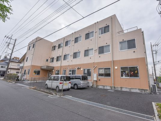 多階建ての施設外観
