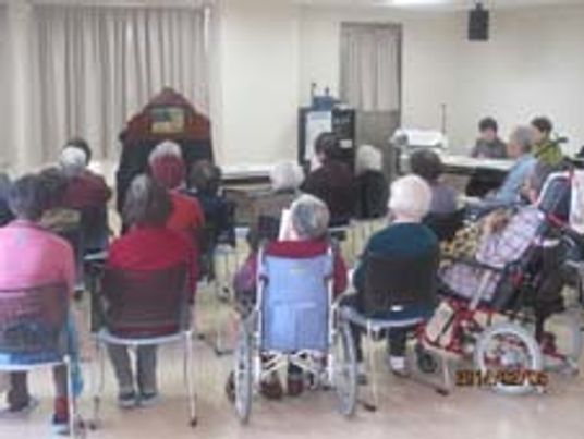 楽しげな音楽会場面