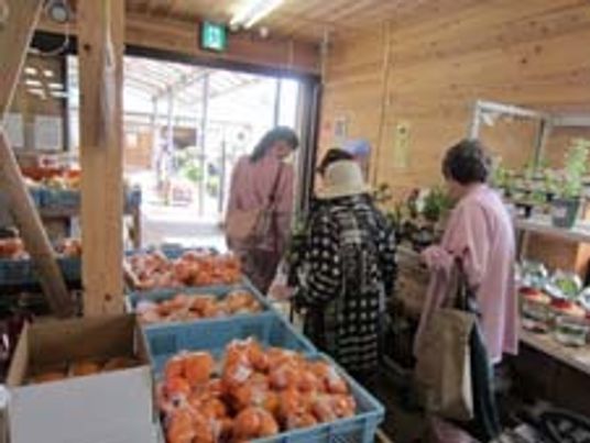 市場風ショップで買い物中