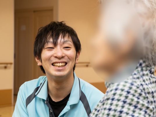 笑顔のスタッフと利用者