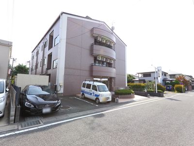 茶色い建物の外観