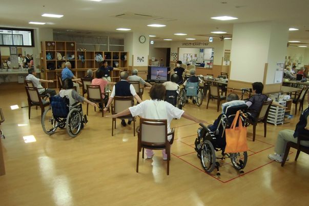 車椅子の人々が運動する室内