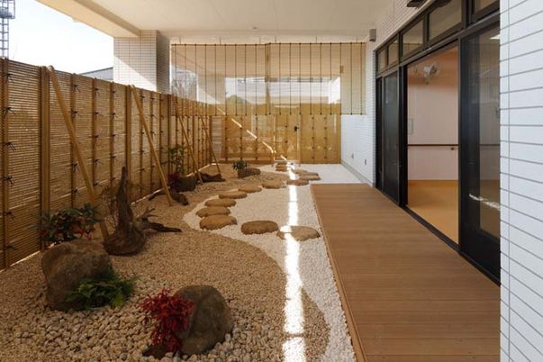 和風の庭園がある廊下