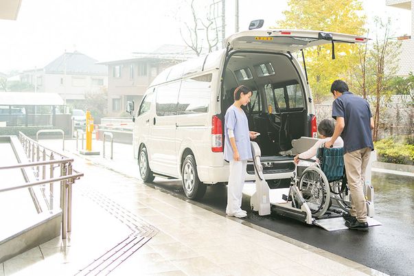車椅子の乗降支援の様子