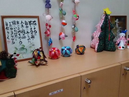 手作り飾りと額縁の室内