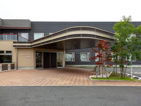 施設の広々としたエントランス