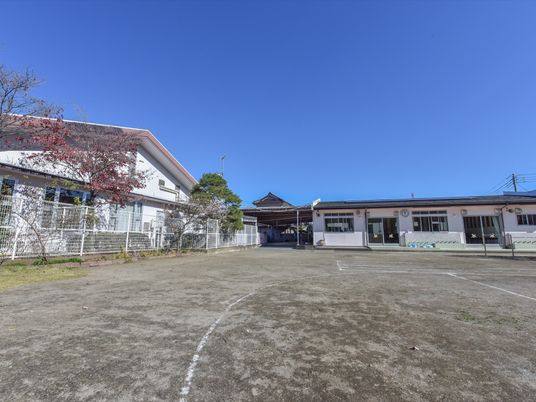 施設の広々とした外観